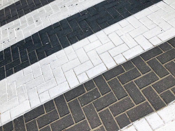 Fußgängerüberweg auf Asphaltstraße in der Straße — Stockfoto