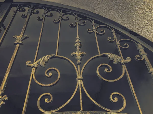 Adorno, detalle de una puerta de hierro.Decoración y adorno de calles de ciudad forjadas en hierro. Arquitectura antigua de Tiflis — Foto de Stock