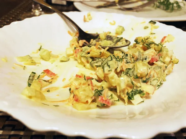 Salada de caranguejo. Salada de alface fresca de verão.Salada saudável em mesa de madeira. Comida vegetariana — Fotografia de Stock