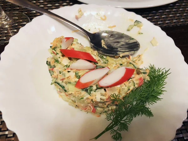 Salada de caranguejo. Salada de alface fresca de verão.Salada saudável em mesa de madeira. Comida vegetariana — Fotografia de Stock