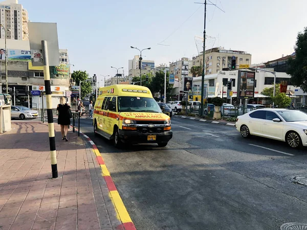 RISHON LE ZION, ISRAEL - 9 de agosto de 2018: La calle está llena de coches en Rishon Le Zion, Israel — Foto de Stock