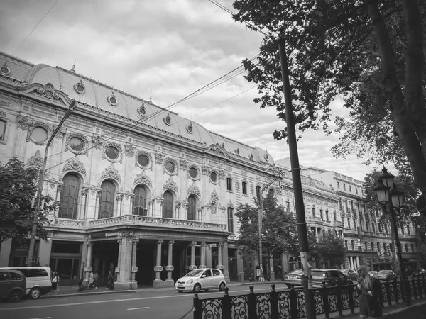 Tbilisi, Gruzja - 07 października 2018: Roczny urlop "Alazańskiej". Rustaveli Theatre Narodowego na Shota Rustaveli Avenue. — Zdjęcie stockowe