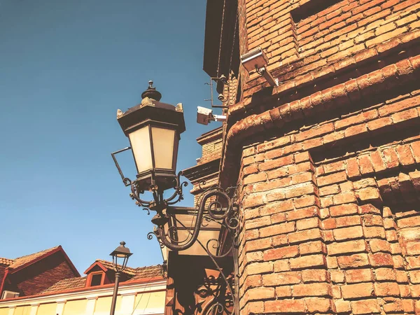 Arquitectura Tbilisi antigua. La pared de ladrillos y la luz de la calle en el día de verano — Foto de Stock