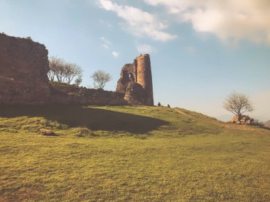 Gökyüzü, panoramik karşı eski bir kale kalıntıları. Bahar, yeşil alanlar