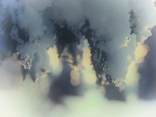 Abeto de abeto com icicles. Bela vista da paisagem nevada. O início do inverno em Bakuriani — Fotografia de Stock