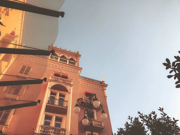 Fachada de un edificio con columnas contra el cielo. Imagen de abajo hacia arriba — Foto de Stock