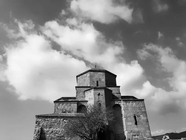 MTSKHETA, GEORGIA - 09 DE ABRIL DE 2018: Vista de cerca del monasterio ortodoxo georgiano de Jvari del siglo VI cerca de Mtskheta Georgia. Patrimonio de la Humanidad UNESCO —  Fotos de Stock