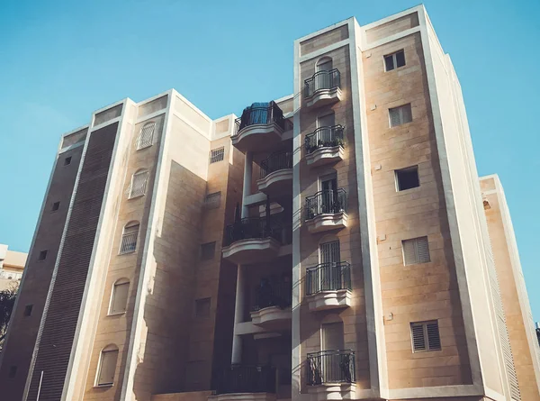 RISHON LE ZION, ISRAEL - 9 de agosto de 2018: Edificio residencial en Rishon Le Zion, Israel — Foto de Stock