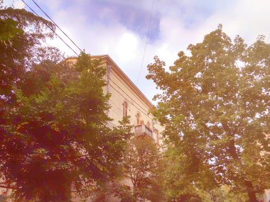 Şehirde bir sokakta bir eski bina zemin üzerine yeşil ağaçlar