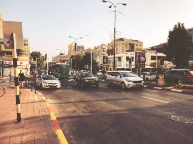 Rishon Le Zion, İsrail-9 Ağustos 2018: sokağın tam araba Rishon Le Zion, İsrail