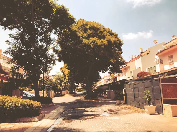 Рішон Le Ціон, Ізраїль - 9 серпня 2018: приватний будинок і дерев у Рішон ле-Ціон, Ізраїль — стокове фото