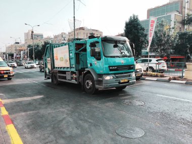 Rishon Le Zion, İsrail-9 Ağustos 2018: sokağın tam araba Rishon Le Zion, İsrail