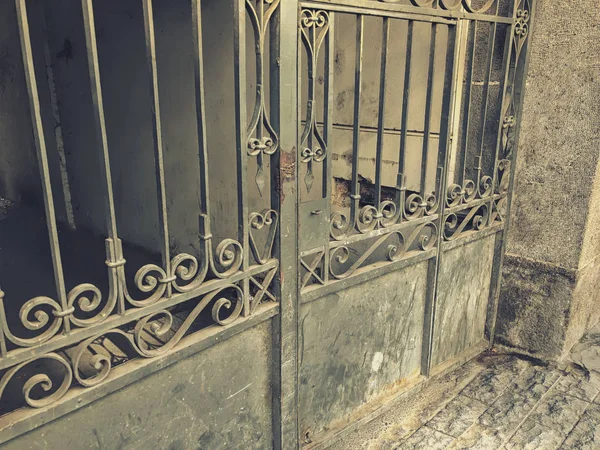 中庭への入り口。鉄鍛造ゲート装飾と街の飾り。トビリシの古い建築 — ストック写真