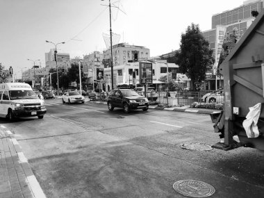 Rishon Le Zion, İsrail-9 Ağustos 2018: sokağın tam araba Rishon Le Zion, İsrail