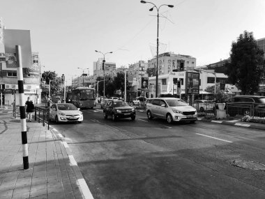 Rishon Le Zion, İsrail-9 Ağustos 2018: sokağın tam araba Rishon Le Zion, İsrail