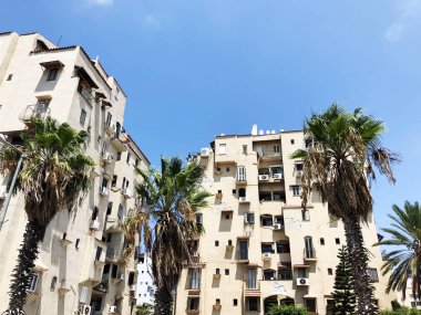 Rishon Le Zion, İsrail - 25 Ağustos 2018: Konut ve palmiye ağaçları Rishon Le Zion, İsrail