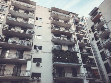 Aşağıdan gökyüzüne doğru yükselen bir binanın görüntüsü.