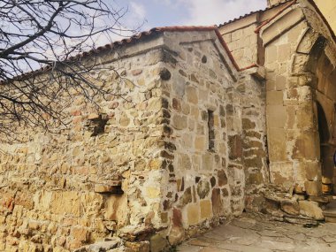 Manastırın taş duvarı, eski kaleye giden yolun basamakları.