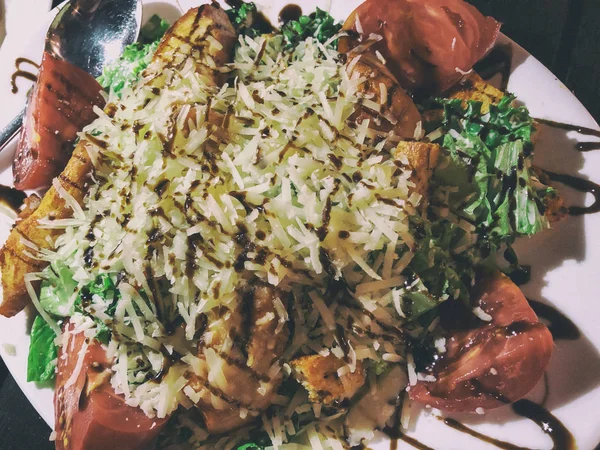 Salada Caesar com tomate de frango e parmesão ralado — Fotografia de Stock