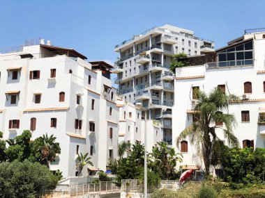 Rishon Le Zion, İsrail-25 Ağustos 2018: Konut bina ve palmiye ağaçları Rishon Le Zion, İsrail