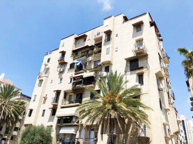 Rishon Le Zion, İsrail-25 Ağustos 2018: Konut bina ve palmiye ağaçları Rishon Le Zion, İsrail