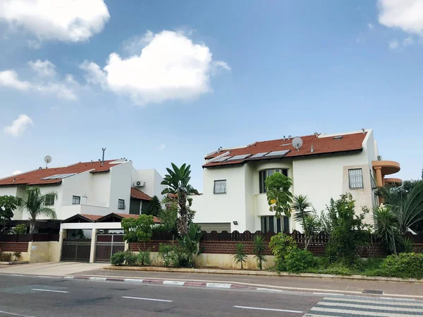 RISHON LE ZION, ISRAEL - 25 de agosto de 2018: La calle y casas privadas en Rishon Le Zion, Israel — Foto de Stock
