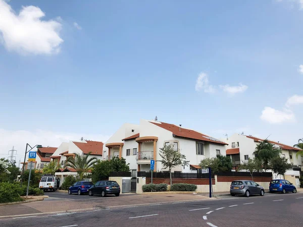 Rishon Le Zion, İsrail-25 Ağustos 2018: sokak ve özel evler Rishon Le Zion, İsrail