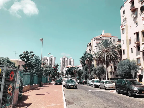 RISHON LE ZION, ISRAEL -August 25, 2018:  The street and private houses  in Rishon Le Zion, Israel — Stock Photo, Image