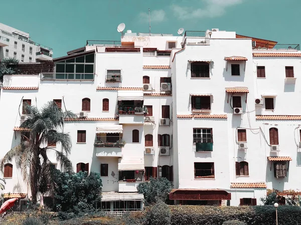 RISHON LE ZION, ISRAEL -August 25, 2018:  Residential building and palm trees  in Rishon Le Zion, Israel — Stock Photo, Image