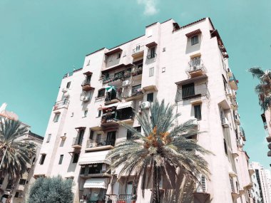 Rishon Le Zion, İsrail-25 Ağustos 2018: Konut bina ve palmiye ağaçları Rishon Le Zion, İsrail