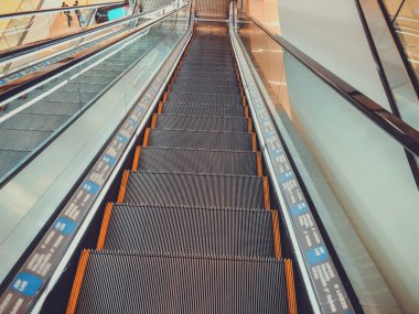 Modern iç mekan, yürüyen merdiven alışveriş merkezi 