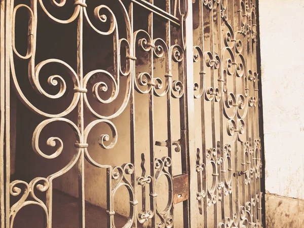 Entrada para o pátio. Ferro forjado portões decoração e ornamento nas ruas da cidade. Arquitetura antiga de Tbilisi — Fotografia de Stock