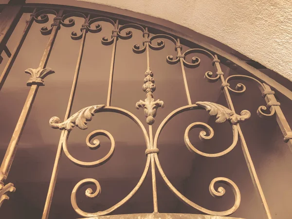 Ornamento, detalhe de um ferro gate.Iron forjado portões decoração e ornamento nas ruas da cidade. Arquitetura antiga de Tbilisi — Fotografia de Stock