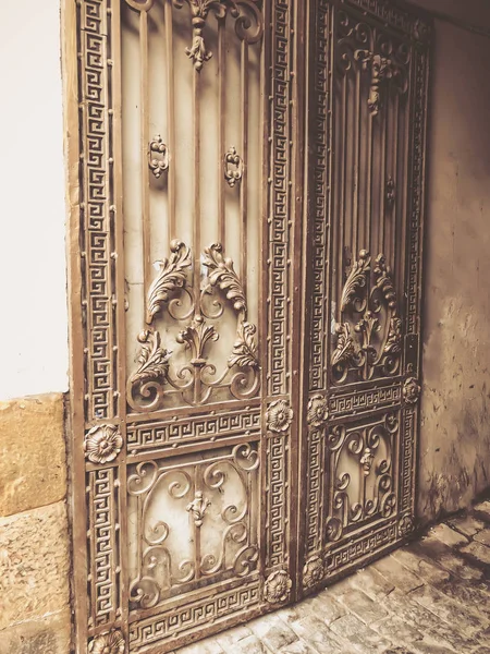 Entrada al patio interior. Puertas de hierro forjado decoración y adorno en las calles de la ciudad. Arquitectura antigua de Tiflis — Foto de Stock