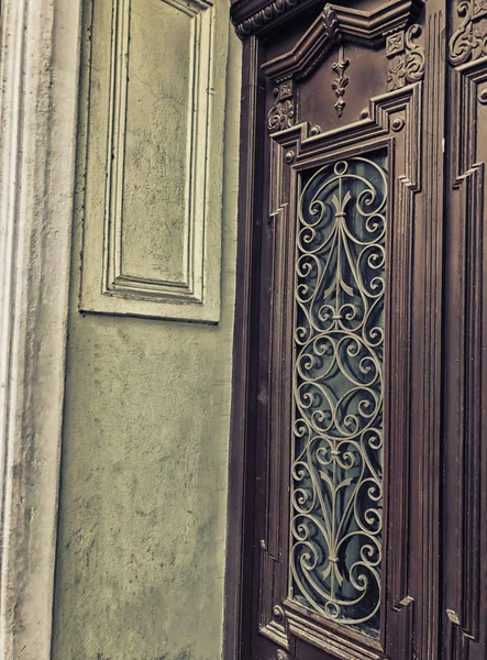 Vidrio de madera de un edificio en la puerta de la calle con un adorno decorativo de hierro. Arquitectura antigua de Tiflis — Foto de Stock