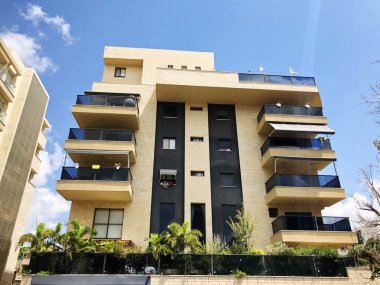 Rehovot, İsrail - 26 Ağustos 2018: Konut bina ve ağaçların Rehovot, İsrail