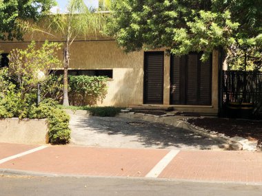 Rehovot, İsrail'de cadde yeşille çevrili dışında bitkiler