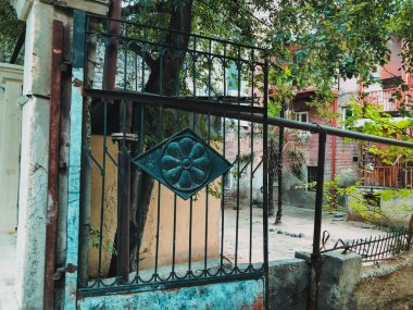Avlunun girişi. Demir-dövme gates dekor ve süsleme şehir sokaklarında. Eski Tbilisi mimarisi