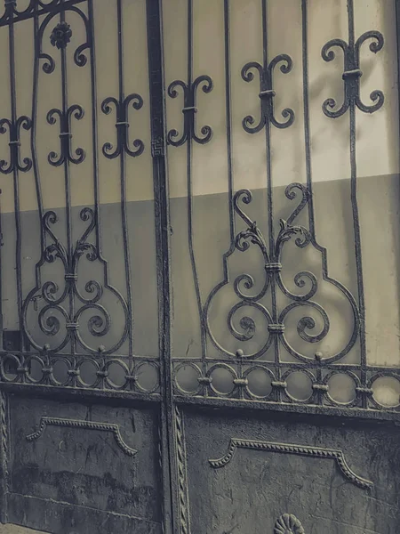 Вход во двор. Железные кованые ворота декор и орнамент на улицах города. Архитектура Тбилиси — стоковое фото