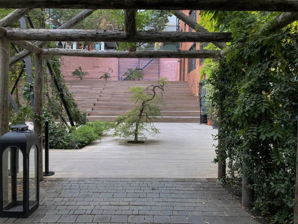 Eco-estilo en el moderno patio con hermosas vistas, callejón con una estructura de madera — Foto de Stock