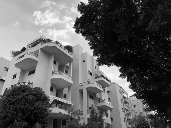 REHOVOT, ISRAEL - August 26, 2018: Residential building and trees in Rehovot, Israel — стоковое фото