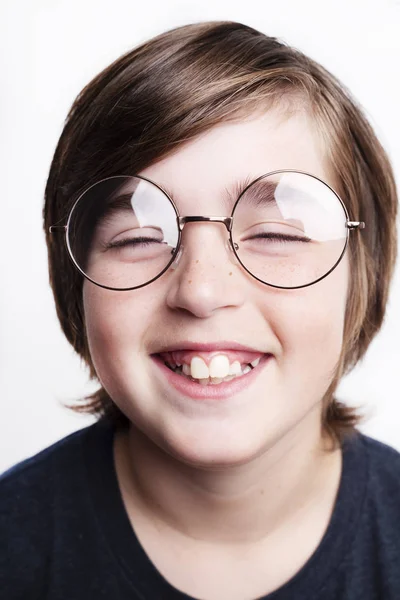 Knappe Jongen Het Dragen Van Bril Geïsoleerd Witte Achtergrond — Stockfoto