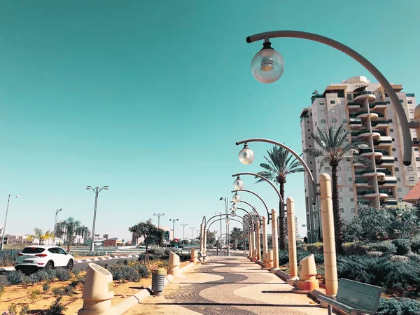 RISHON LE ZION, ISRAEL -December 4, 2018: Street light along sidewalk against blue sky in Rishon Le Zion, Israel — Stock Photo, Image