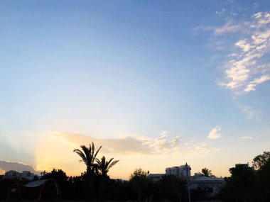 Muhteşem altın gün batımı ile bulutlu gökyüzü gülen 