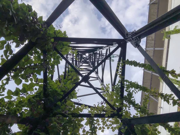 Eco-stile nel cortile moderno con una splendida vista. Costruzione in metallo foglia — Foto Stock