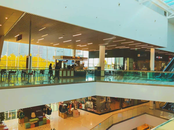 Tiflis, Gürcistan - 11 Ekim 2018: Alışveriş merkezi "Galleria" Tiflis, Gürcistan Modern iç — Stok fotoğraf
