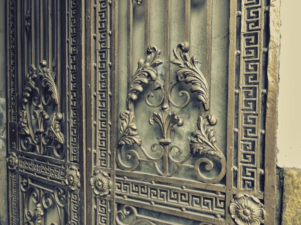 Adorno, detalle de una puerta de hierro. Puertas de hierro forjado decoración y adorno en las calles de la ciudad. Arquitectura antigua de Tiflis — Foto de Stock