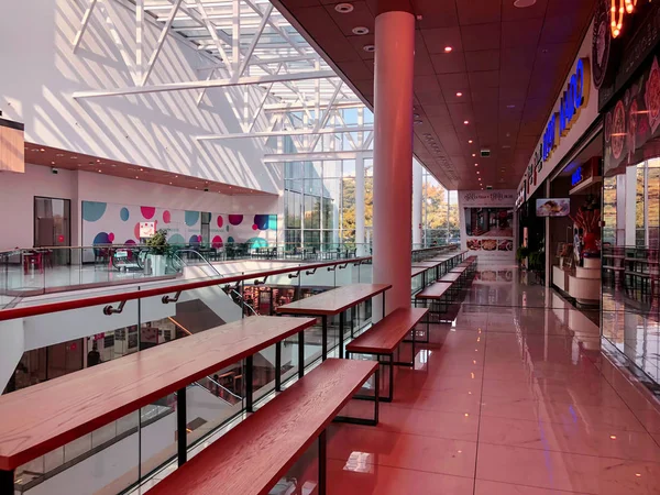 TBILISI, GEORGIA - 11 de octubre de 2018: Moderno interior del centro comercial "Galleria" en Tbilisi, Georgia — Foto de Stock
