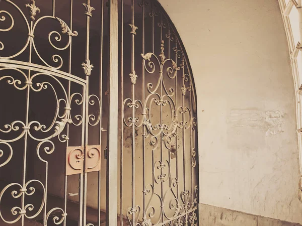 Entrée de la cour intérieure. Portes forgées en fer décor et ornement dans les rues de la ville. Ancienne architecture de Tbilissi — Photo
