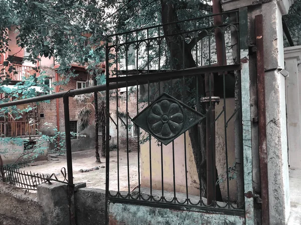 Entrada para o pátio. Ferro forjado portões decoração e ornamento nas ruas da cidade. Arquitetura antiga de Tbilisi — Fotografia de Stock